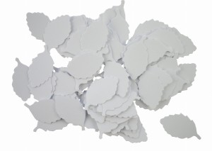 Scrapki papierowe liście, listki 25mm 50szt białe perłowe